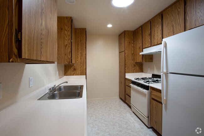 2BR, 2BA - 1045 SF