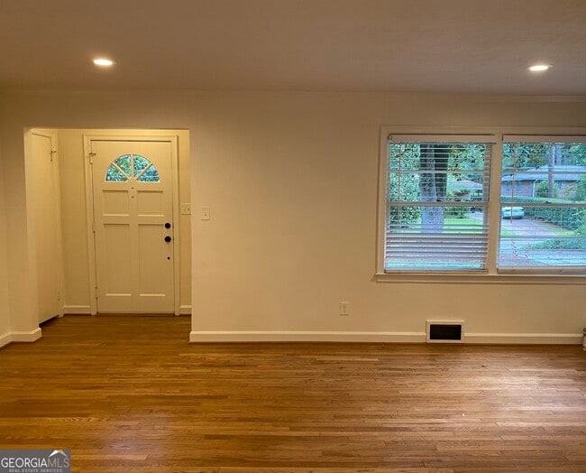 Photo - 2021 Woodbine Terrace NE