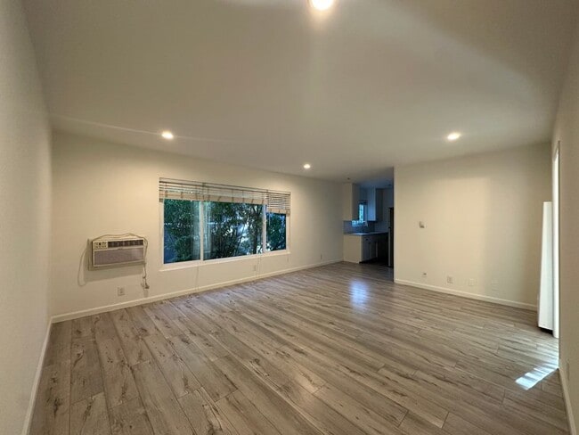 Building Photo - 7555 De Longpre Ave