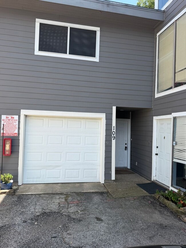 Building Photo - 5829 Phoenix Dr