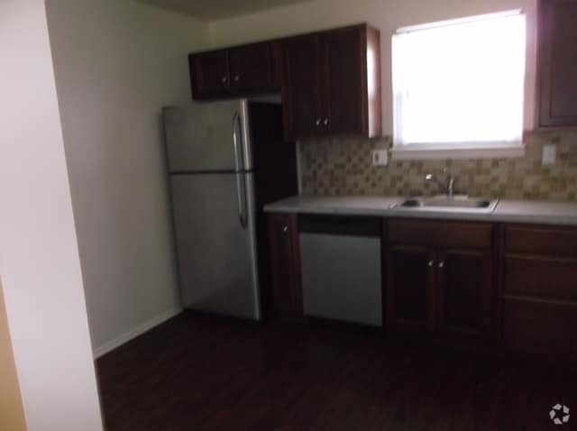 Kitchen - Village Knoll Apartment Homes