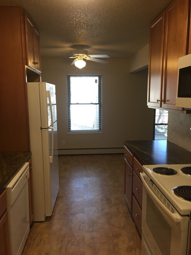 Photo - Updated 2 Bedroom Townhome for Rent in Loveland: Shared Garage, Patio, Washer/Dryer Hookups Unidad 1612