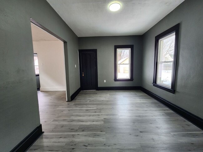 Photo - 3 Bedroom/ 1 Bathroom Single Family Home!