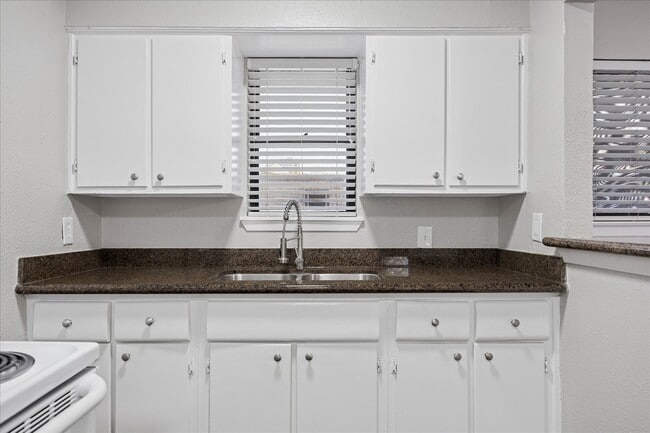 Building Photo - 405 Hawthorne St Unit 5