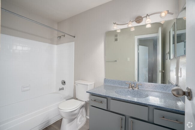 2BR, 2BA - 1,000SF - Primary Bathroom