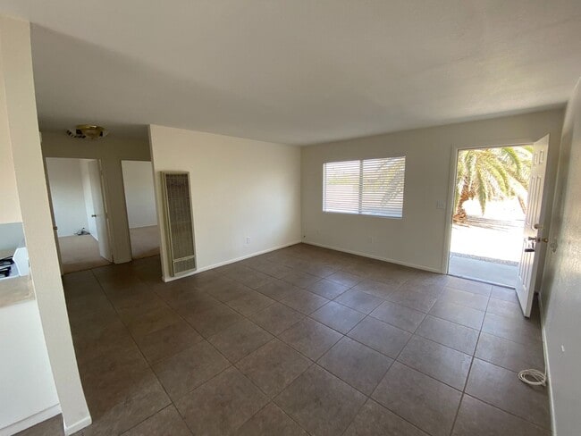 Building Photo - Plaza-61923 Unit C
