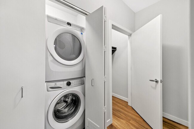 Photo - 1900 W Lawrence Ave