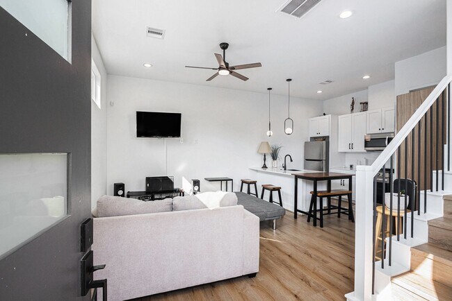 Photo - 203 Danna Ln