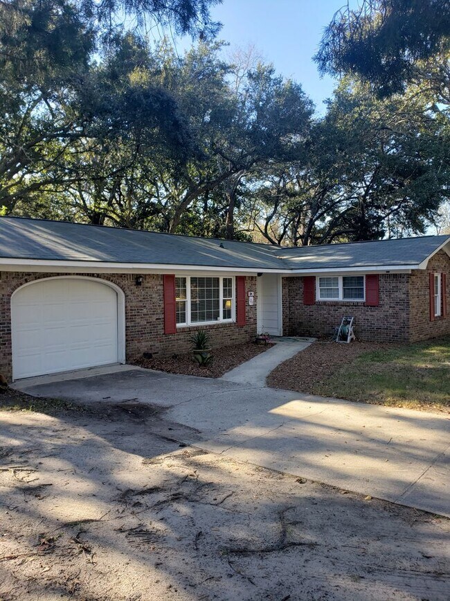 Building Photo - Three Bedroom Ranch in Mount Pleasant Rental