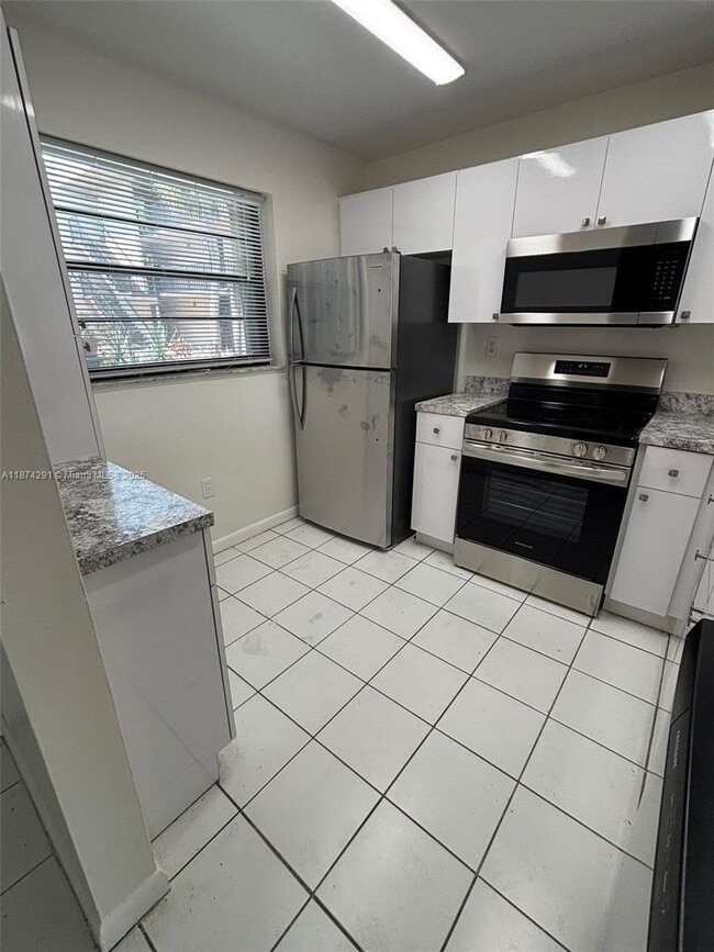 Building Photo - 10865 SW 112th Ave Unit 115 Rental
