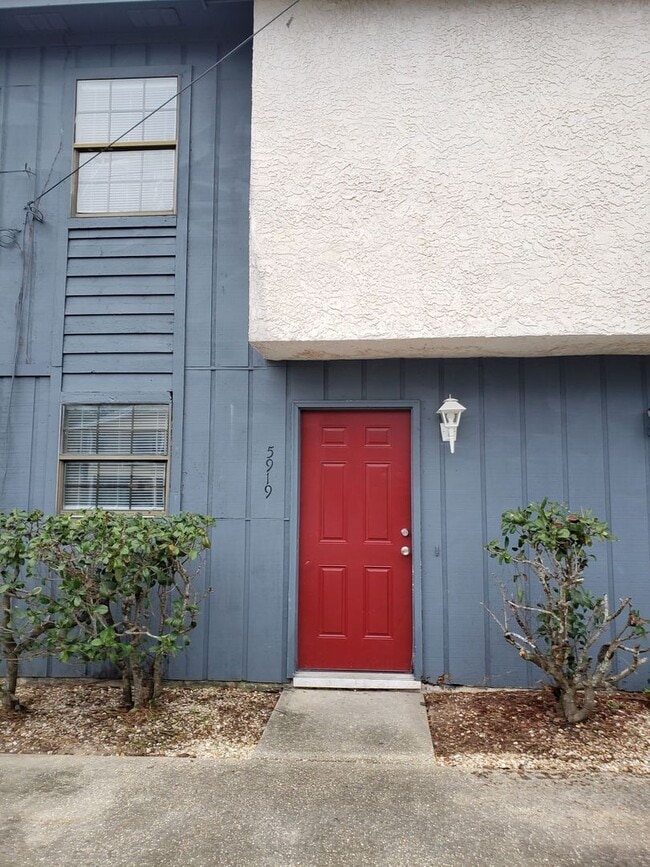 Building Photo - Townhome Near the Beach, In the Heart of PCB! *SPECIAL: 1/2 OFF 1st Month's Rent* + *Military Inc...