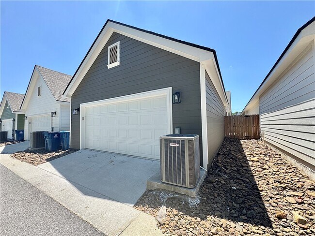 Photo - 811 NE Hts Ln