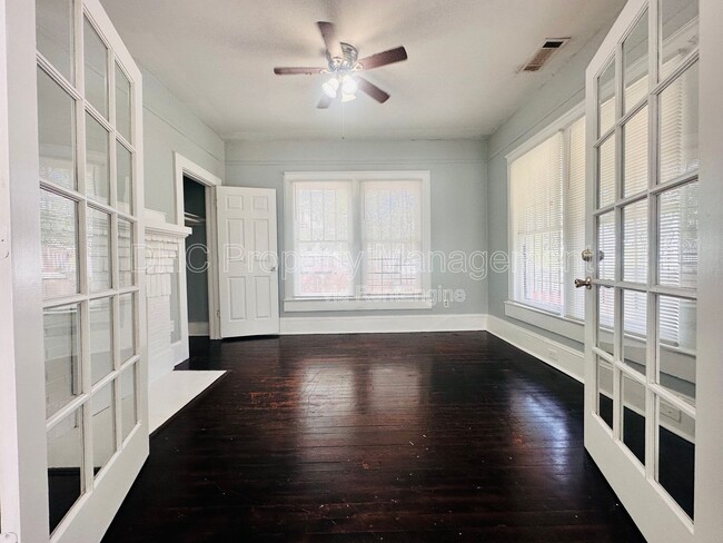 Photo - 896 Spencer St NW