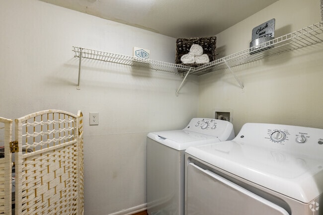 2 BR, 2 BA - 1,020SF