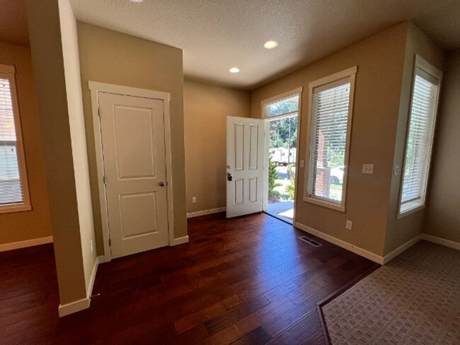 Photo - 3526 Hepburn St NE