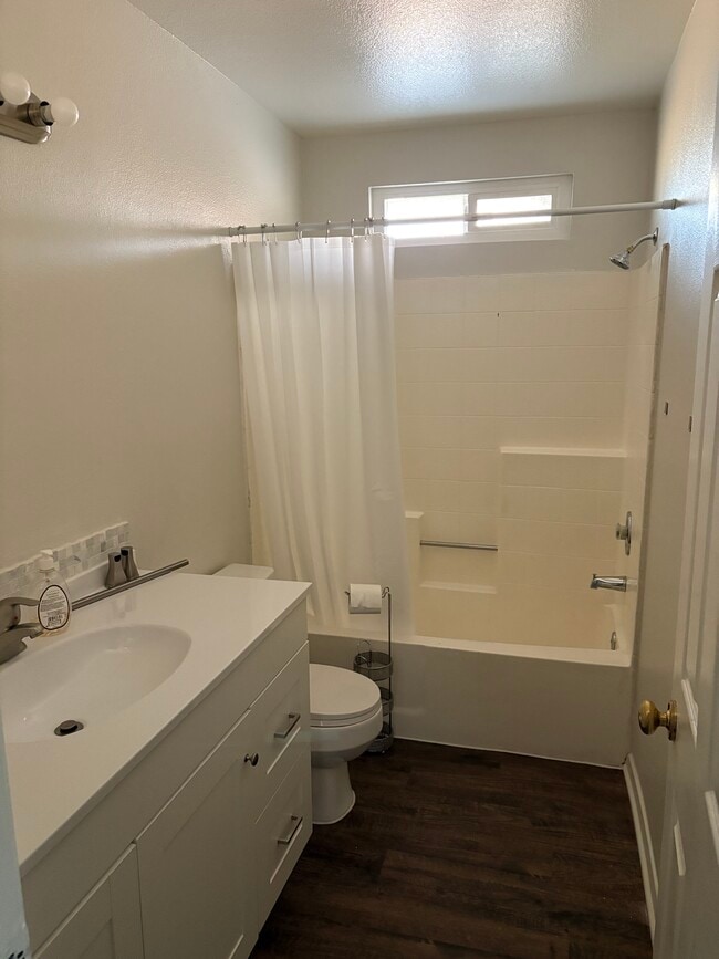 Guest bath - 2113 Phlox Ave Unit 2113 phlox Ave