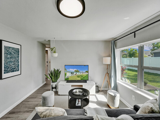 Photo - 717 SW 2nd Ct