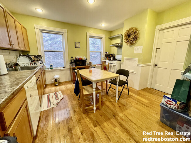 Building Photo - 46 Aspinwall Ave Unit 4 Rental