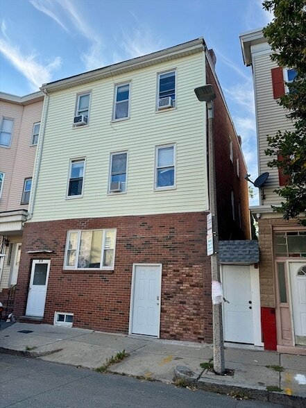 Building Photo - 230 Havre St Unit 2 Rental