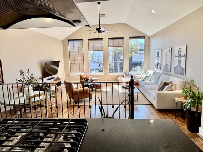 Photo - 919 W 15th St