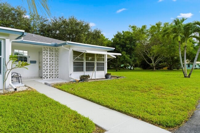 Building Photo - 1167 S Drive Cir