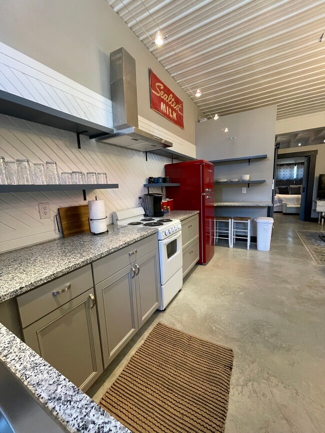 Building Photo - 475 S Hickory St