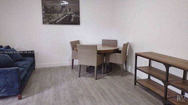 Building Photo - 635 SW 16th Ave Unit 2 Rental
