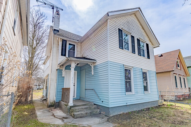 Building Photo - 383 Champlain St