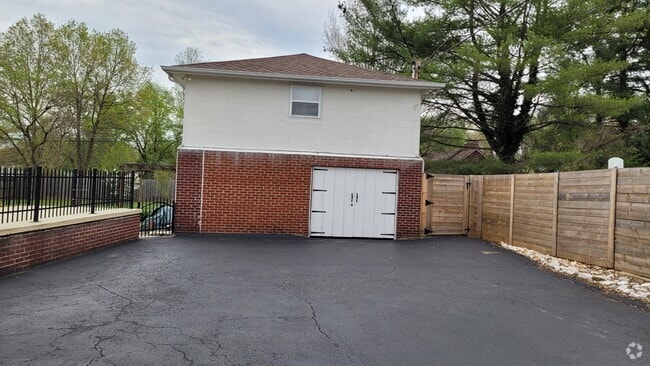 Building Photo - 5220 Jacksboro Pike Unit Garage Apt