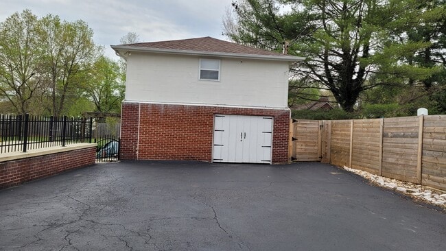 Exterior view - 5220 Jacksboro Pike Unit Garage Apt