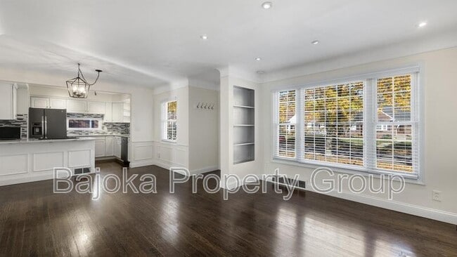 Photo - 2626 Windemere Rd