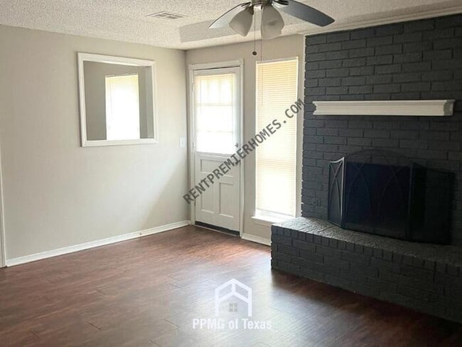 Photo - 913 Royal Ln