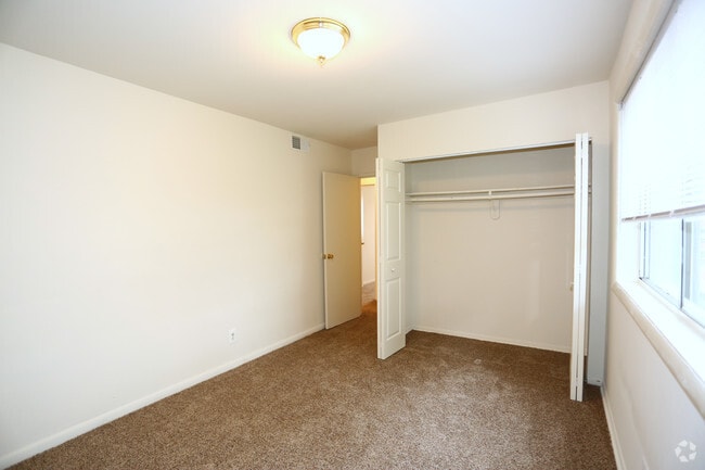 Bedroom - The Village at Jones Falls