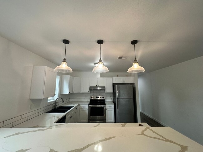 Photo - 4 BEDROOM, 3 STORY TOWNHOUSE, close to campus