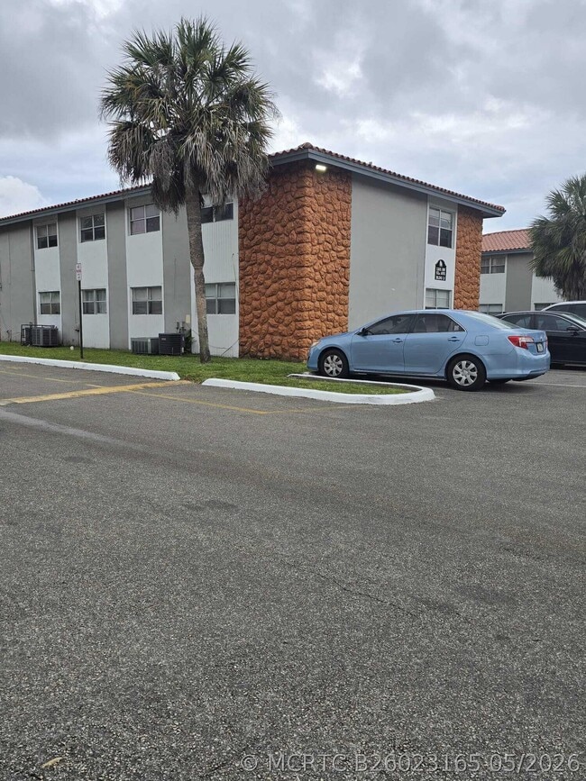Building Photo - 1201 SW 52nd Ave Unit 202-2