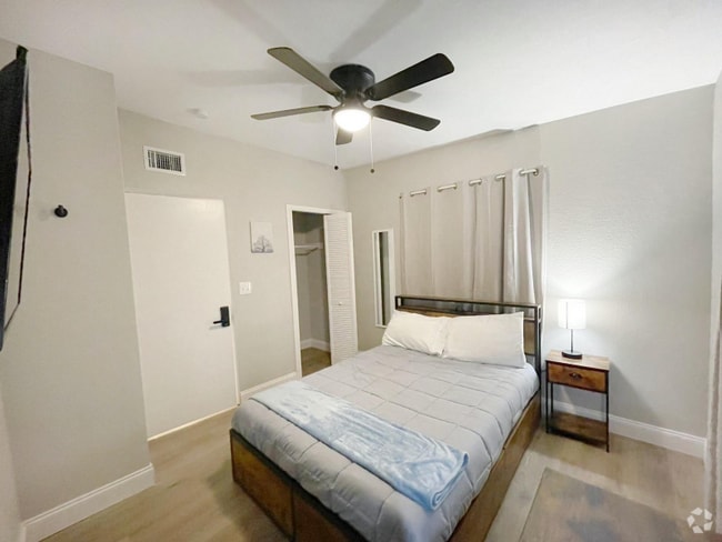 Building Photo - 321 E 4th St Rental