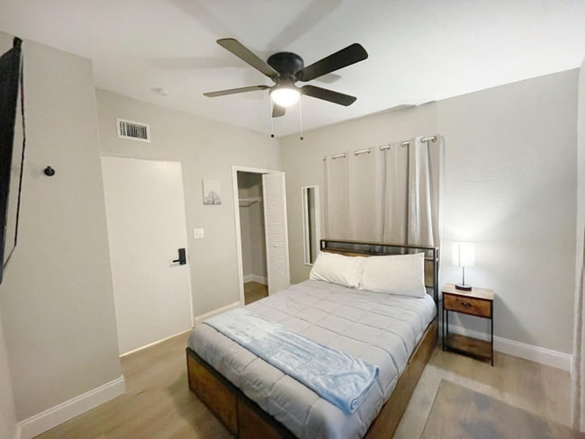 Building Photo - 321 E 4th St Rental