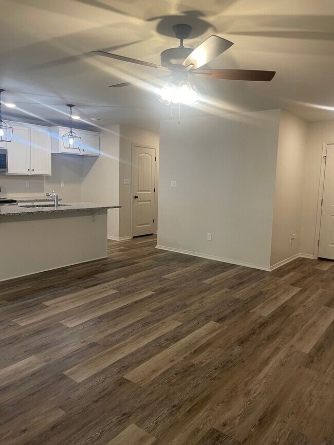 Photo - 1048 Heritage Way