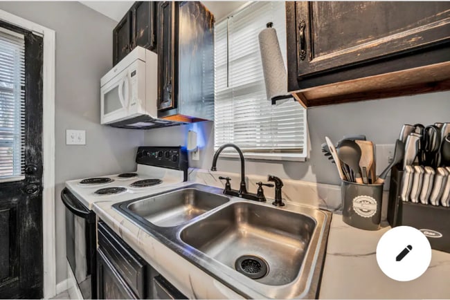 Photo - 912 Kyle Ave NE