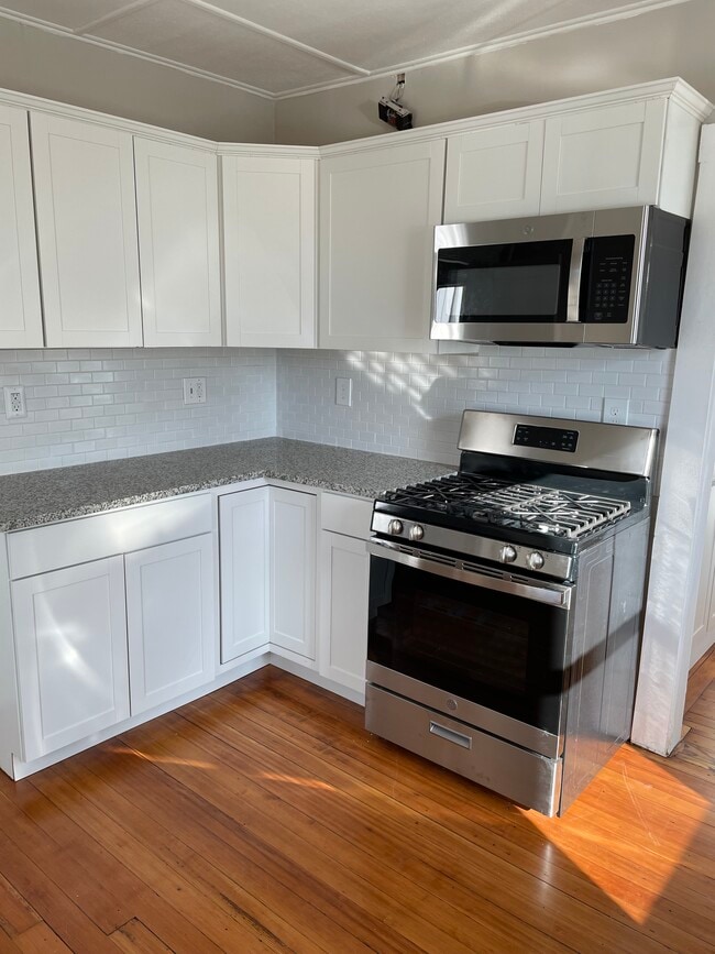 Building Photo - 105 Fox Hill Rd Unit 1