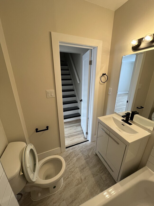 Photo - 252 Baker St Unité 1