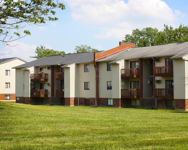 Oakwood Exterior - Oakwood Apartments