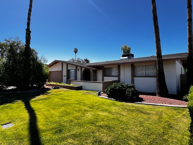 Building Photo - 2131 E Palmcroft Dr