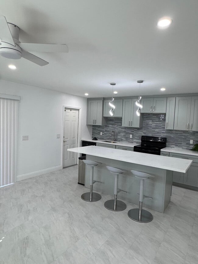 Building Photo - 412 SE 21st Ave Unit D