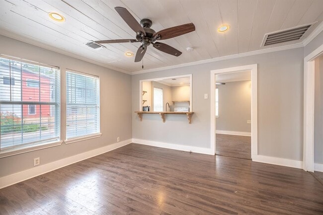 Photo - 2100 E 2nd St