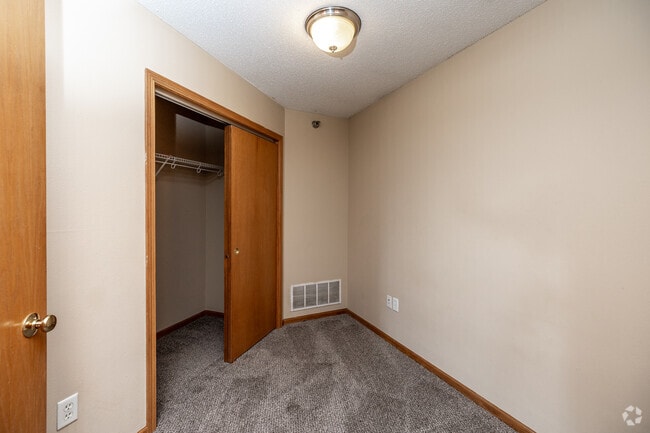 1BR, 1BA w/ Den - 814SF - Den