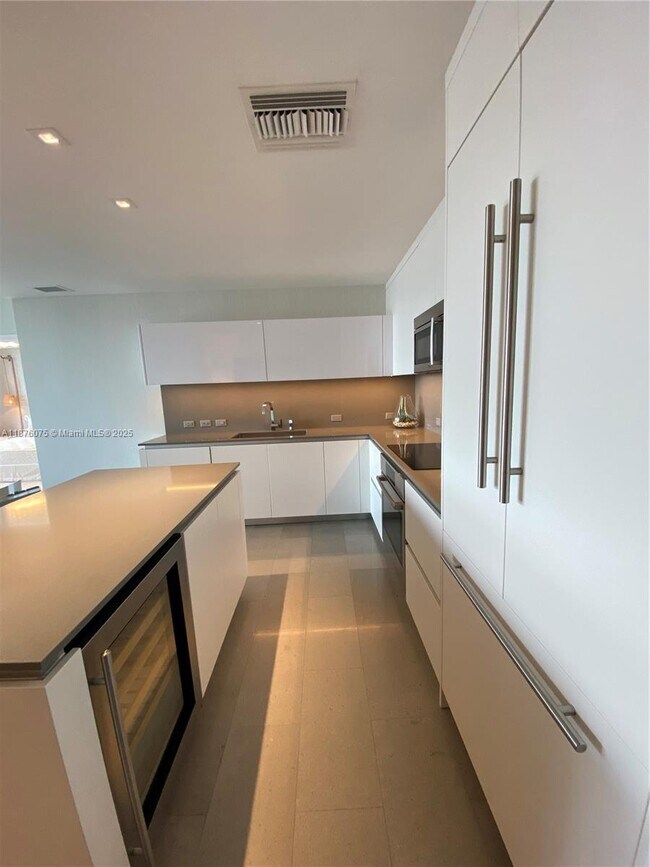 Photo - 88 SW 7th St Unidad 1904