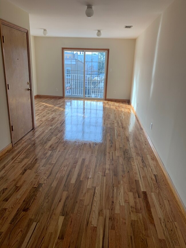 Photo - 555 Livingston St