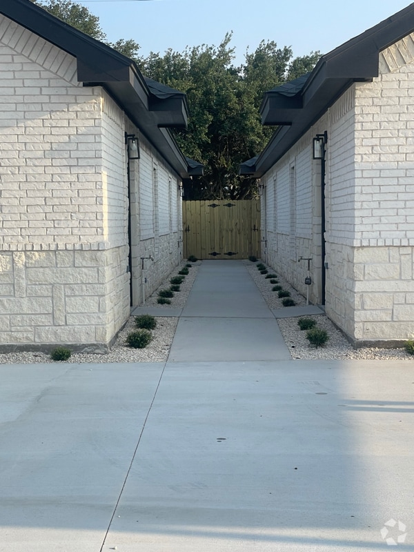 Building Photo - 3706 Chapa Ave Rental