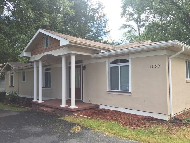 Building Photo - Beautiful 3 Bedroom 2 Bath with fenced in backyard